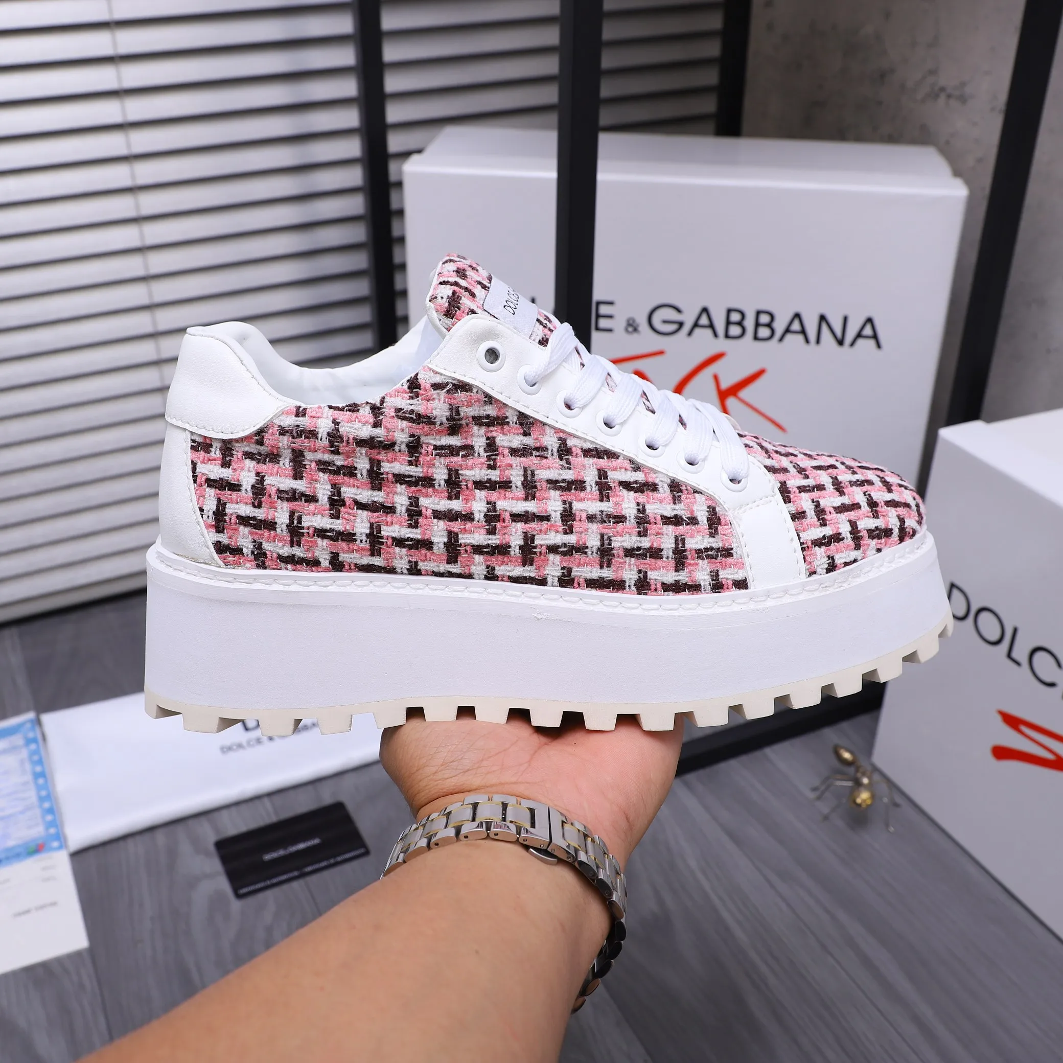 Men's shoes 💰442 Product trademark: DG (Dolce & Gabbana) casual shoes for couples. Regular size: 36-46 (45.46 is custom-made and non-returnable). Product material: Selected terry stitching cowhide upper, leather lining, cowhide insole, non-slip rubber outsole